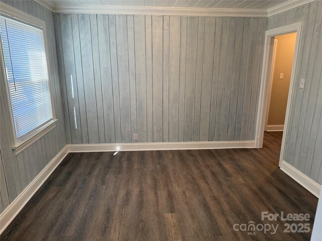 Building Photo - 213 Magnolia St