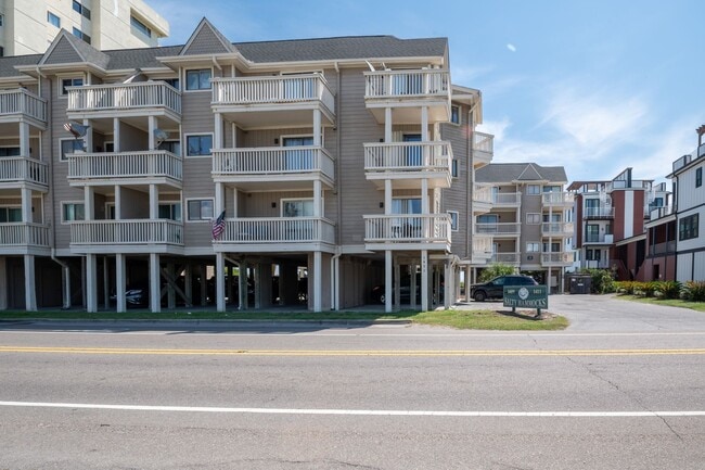 Building Photo - Salty Hammocks A6 @ 1411 S Lake Park Blvd