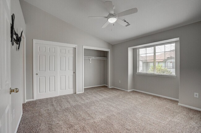 Building Photo - $2,100 - 2 Bed, 2 Bath Townhome in Thornto...