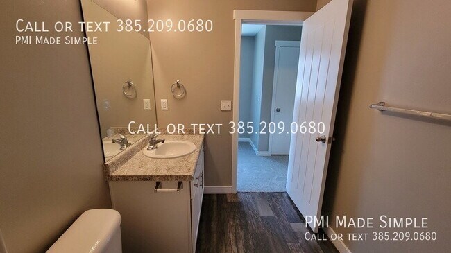 Building Photo - Modern Townhome | LVP | Office/Entertainment