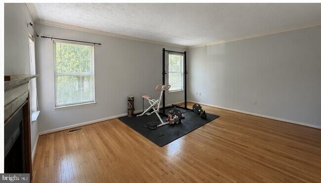 Building Photo - 407 Tamarack Cir