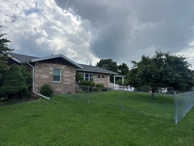 Primary Photo - ROOM TO ROAM! SPACIOUS VIENNA RANCH-STYLE ...