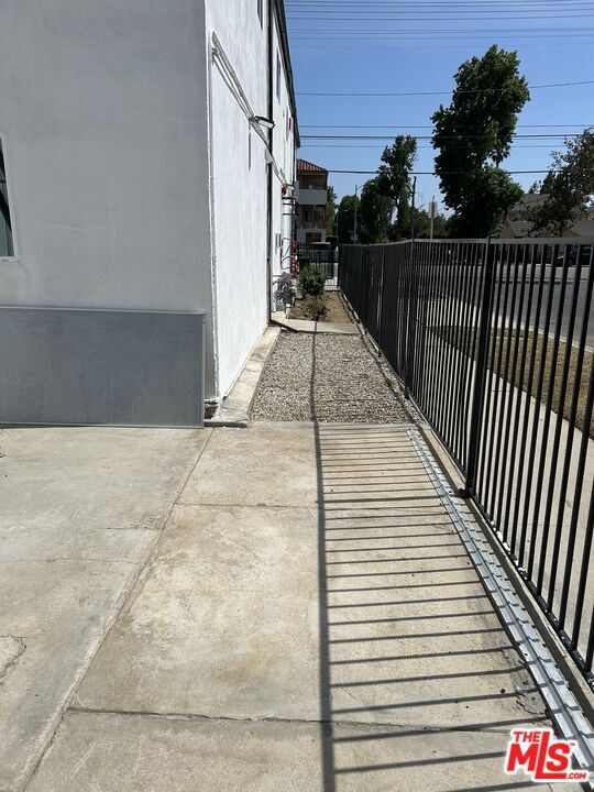 Building Photo - 13757 Vanowen St