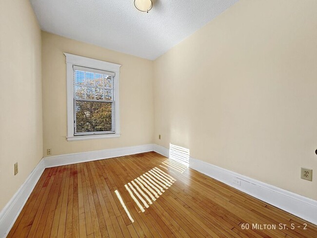 Building Photo - 2+br 1ba ~ Security Deposit Free Alternati...