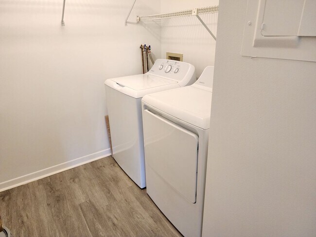 Building Photo - 2 BR 2 BA rental in the gated Pine Ridge c...