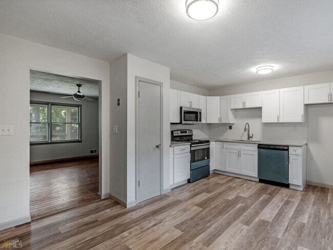 Building Photo - 1999 Hampton Locust Grove Rd