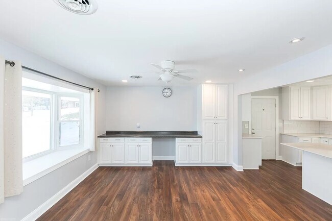 Building Photo - 1105 Golfview Dr