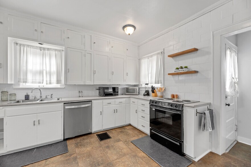 Building Photo - 425 N Bluff Ave