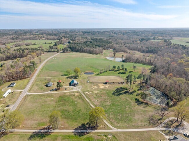Building Photo - 3 Bedroom/2 Bathroom Equine Farm Home