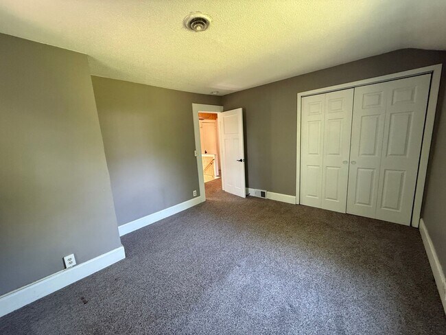 Building Photo - Charming 3-Bedroom Single Family Home in C...