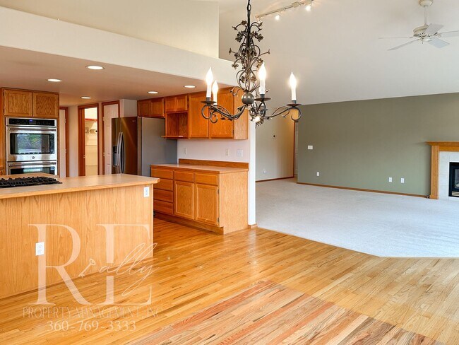Building Photo - Fantastic Private Lakefront Rambler