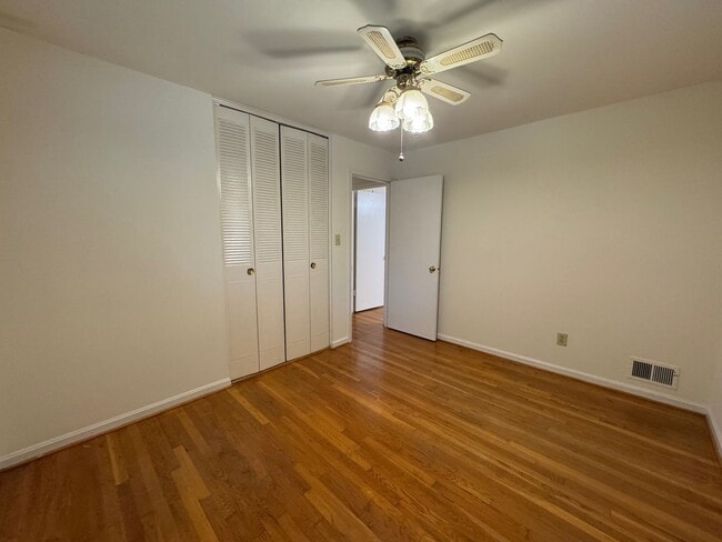 Building Photo - Gorgeous 4 Bed 3 Bath Home Sitting On Spac...