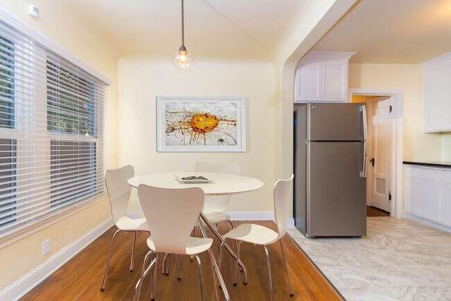 Building Photo - 1109