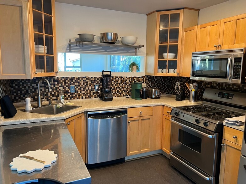 kitchen with gas stove - 4608 Nob Hill Dr