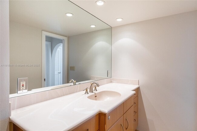 Building Photo - 2715 N Ocean Blvd
