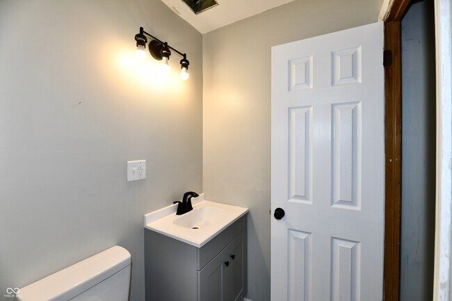 Building Photo - 3550 Eisenhower Dr