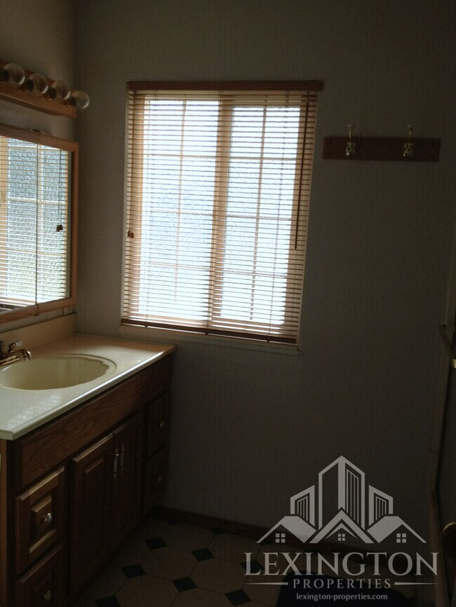 Building Photo - Charming 4-Bedroom Home in Arden-Arcade with Spacious Yard & Convenient Location