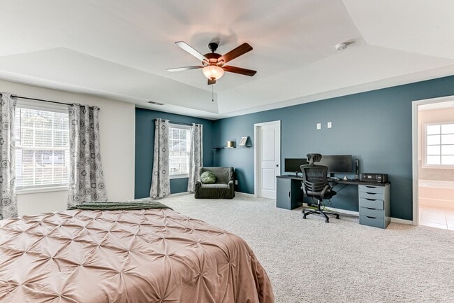 Building Photo - Two Story home in Quaker Knoll! Ready now !