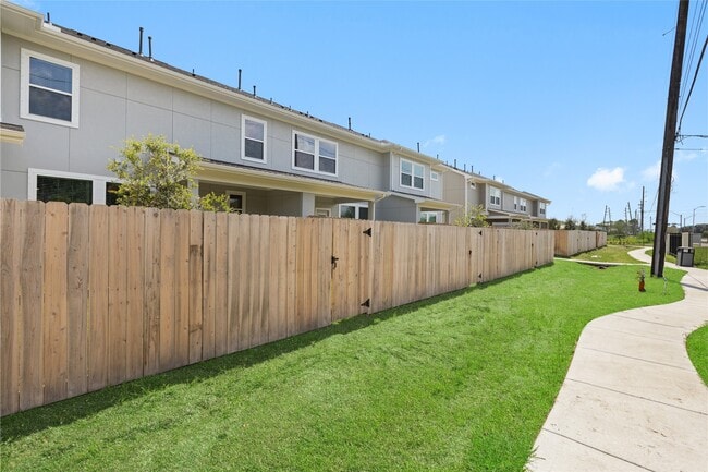 Building Photo - 8115 Danson Ln