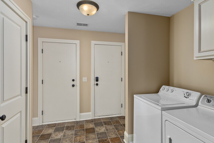 Building Photo - 835 Cherry St SE