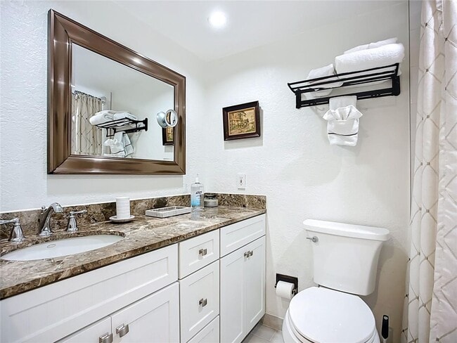 Building Photo - Fully Furnished 2BR/2BA Condo in the Heart...
