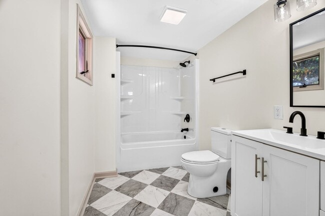Building Photo - Move-In Ready Home Near Park Circle
