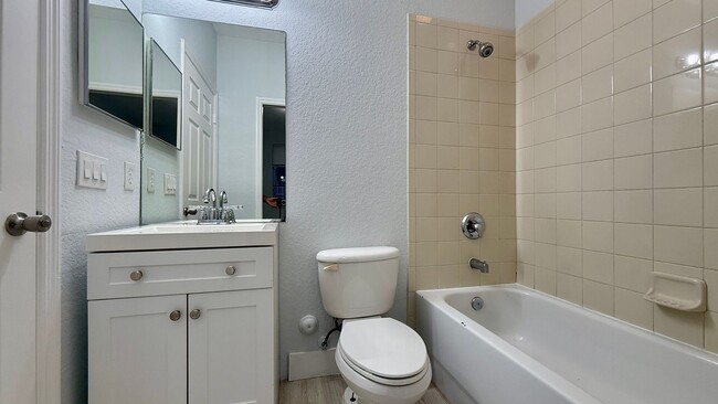 Building Photo - Spacious 3/3 Townhouse with Lake View – Sa...