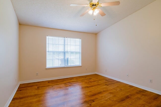 Building Photo - 3 bed 2 bath home off Creighton Rd