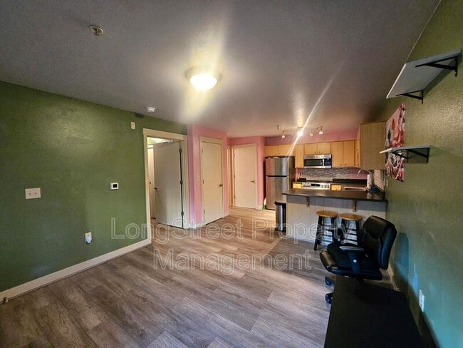 Building Photo - 9837 NE Irving St