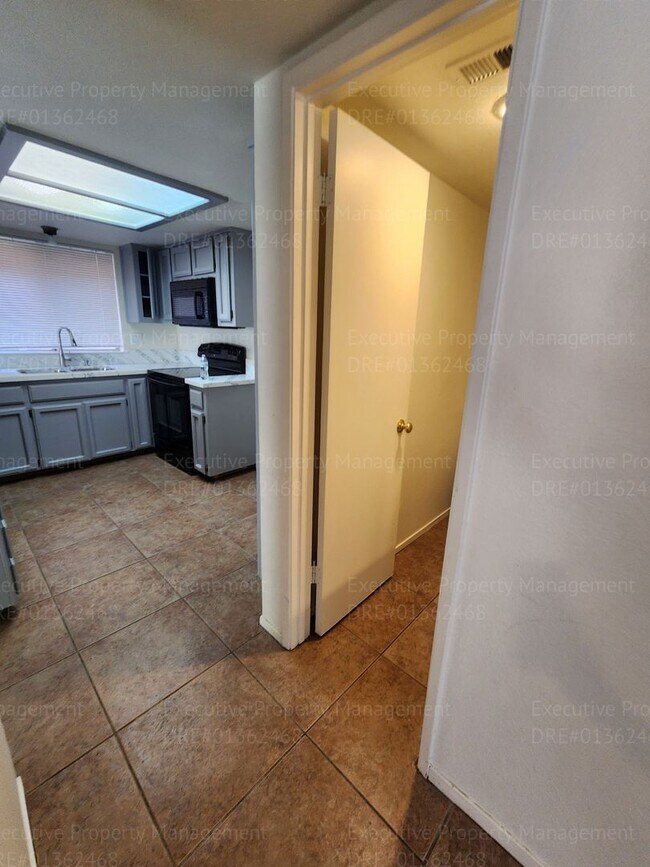 Building Photo - 3 bedroom/ 2.5 bathroom