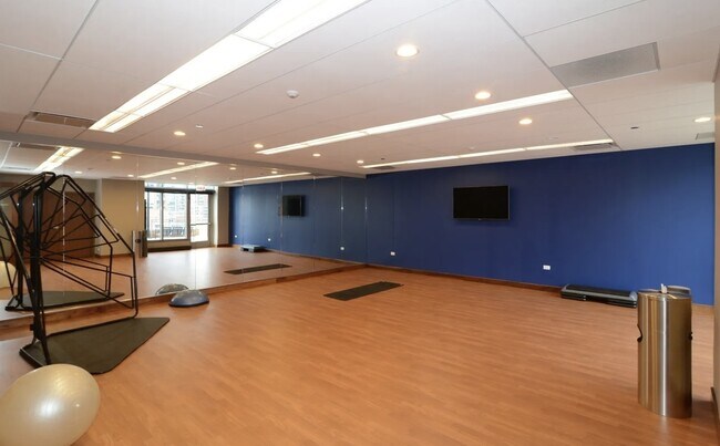 Building Photo - 420 E Waterside Dr
