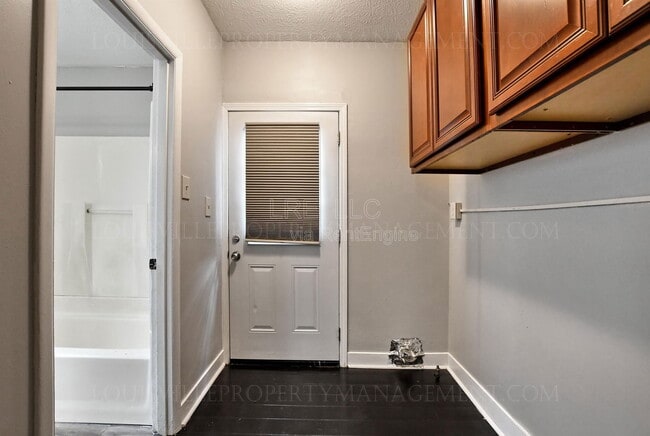 Building Photo - 170 Gillette Ave