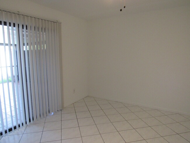 Building Photo - 1065 Manor Dr