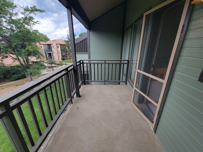 Building Photo - Beautiful, wide open 2 level 2 bath condo ...