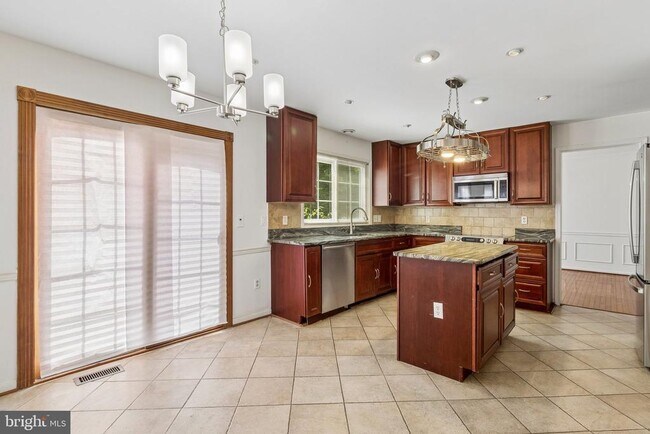 Building Photo - 820 Chatsworth Dr