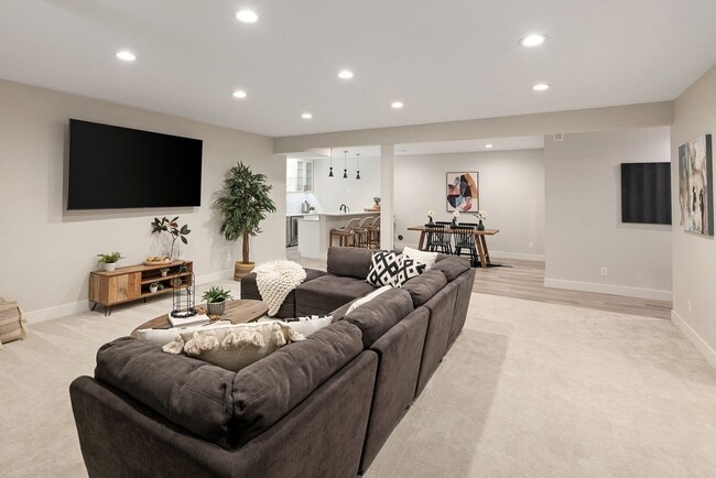 Building Photo - 6 Bedroom 5.5 Bathroom Single Family Home ...