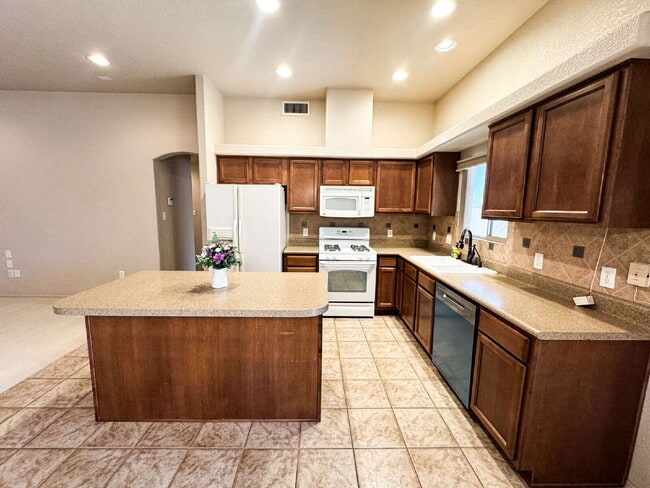 Building Photo - "3-Bed, 2-Bath Retreat in Estrella, Mesa Del Sol!"