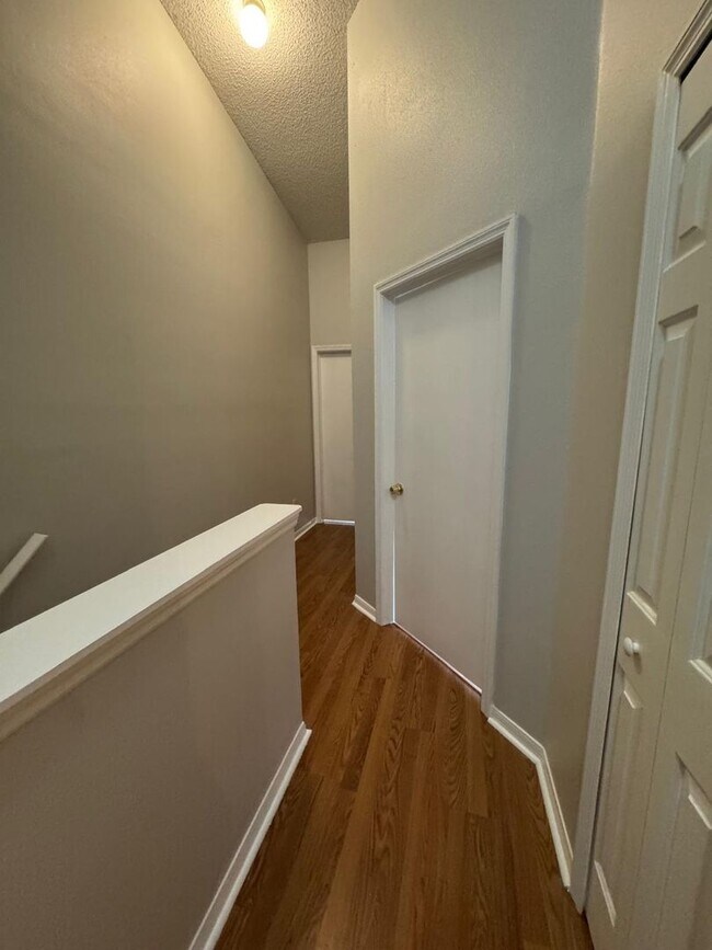 Building Photo - SPACIOUS, BEAUTIFUL 3 BEDROOM 2.5 BATH TOW...