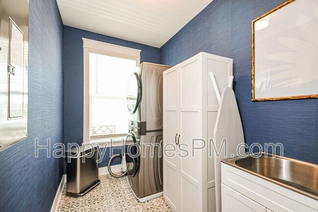 Building Photo - 2242 Tillage St