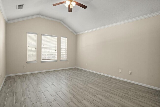 Building Photo - 420 Woodlake Dr