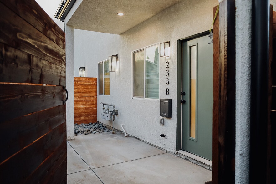 Gate / yard - 233 E 25th St