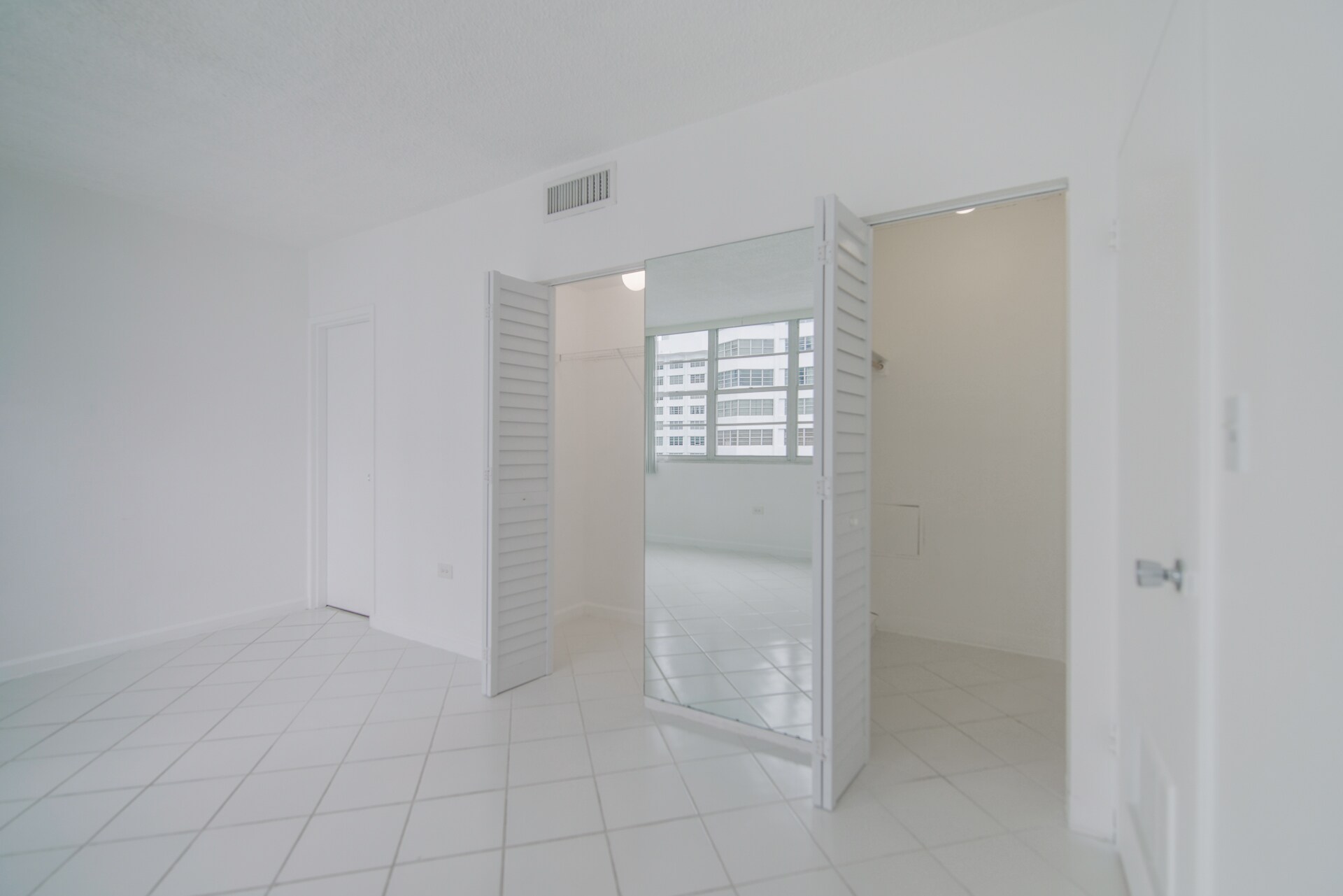 Building Photo - 801 Brickell Bay Dr