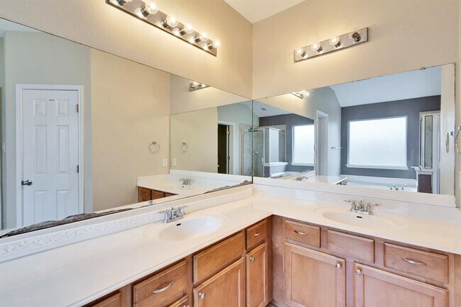 Building Photo - 507 King Eider Ln