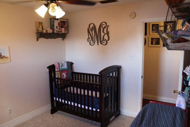 Building Photo - Available JULY 1st! Beautiful clean open concept home!