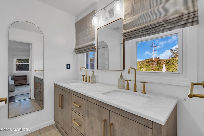 Building Photo - 1037 Woodgate Ave