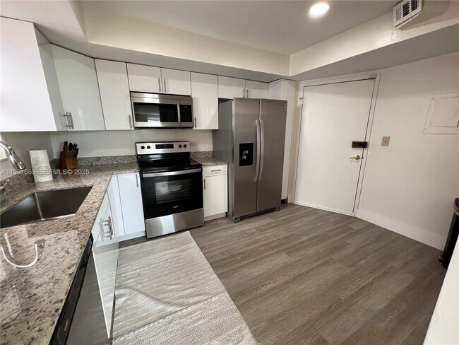 Building Photo - 1301 NE Miami Gardens Dr