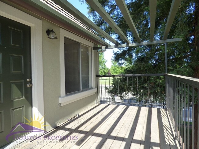 Building Photo - Condo in South Natomas, 2 Bed 2 Bath 840 sqft