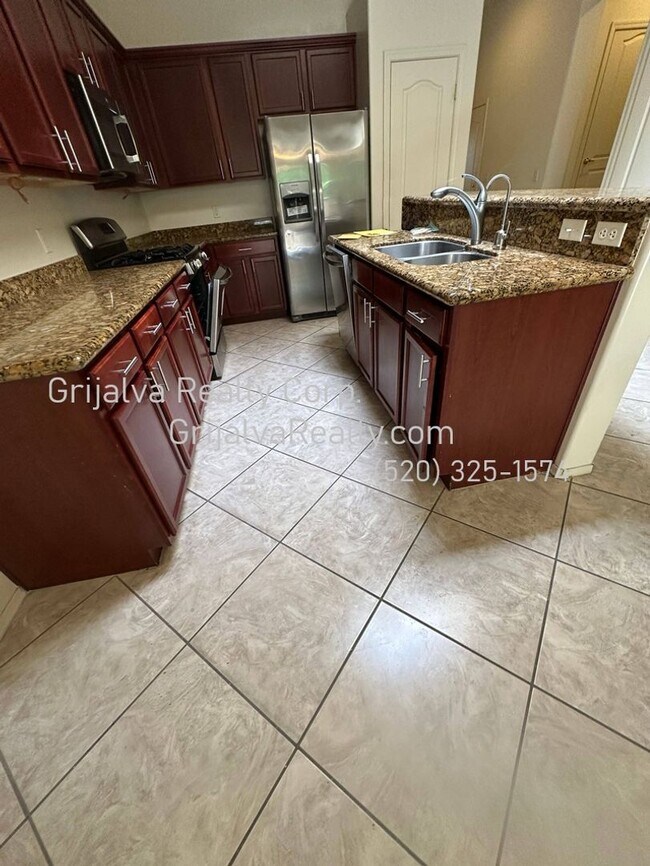 Building Photo - Beautiful 3 Bedroom, 2 Bath House for Rent (River/La Cholla)