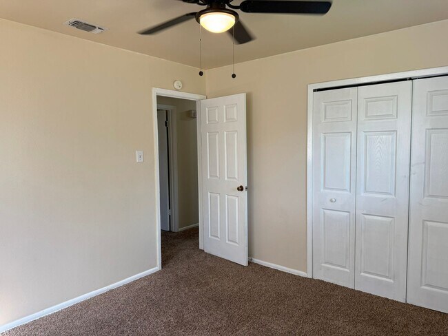 Building Photo - 225 Meadow Ln