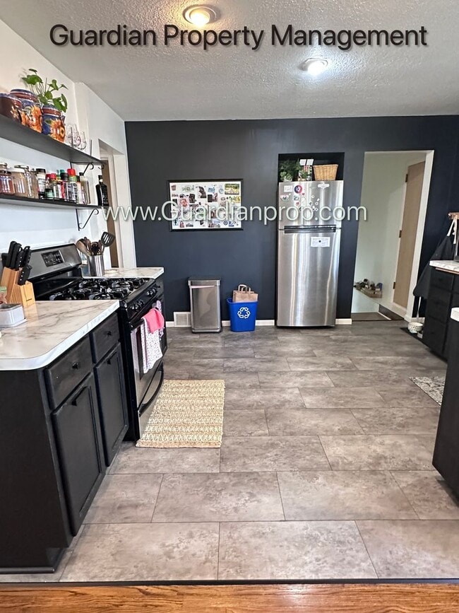 Building Photo - St Louis Park Single Family Home, Fenced In yard, Washer/Dryer, Fenced 1 Car Garage